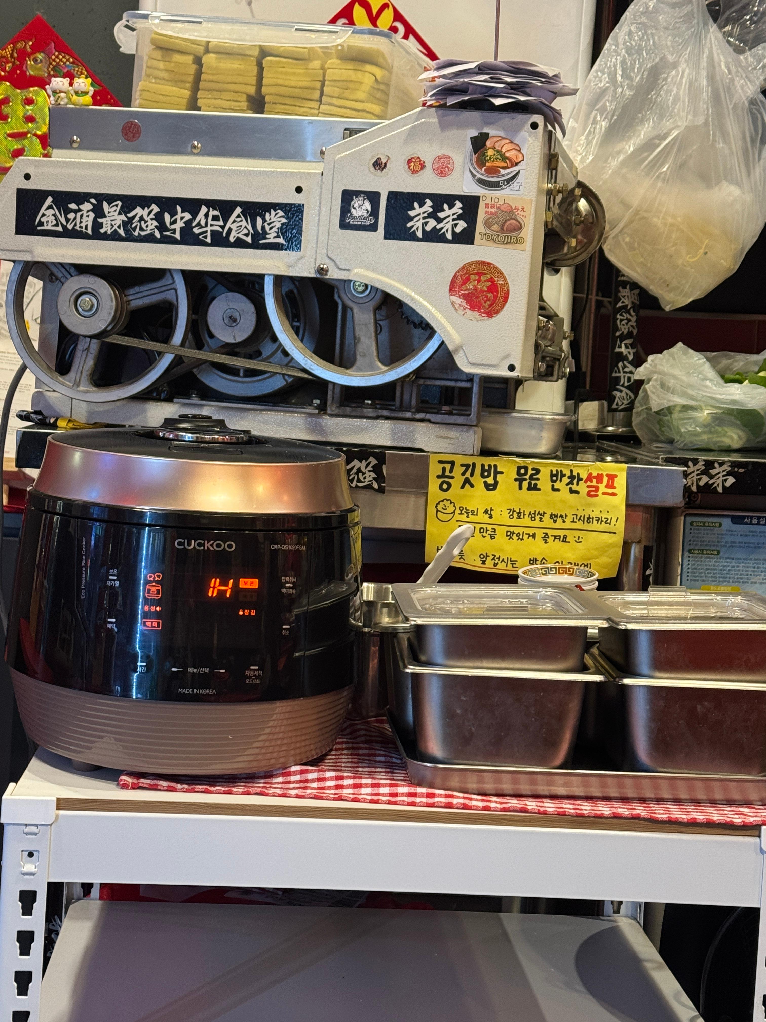 띠디 짬뽕 반찬과 공기밥 셀프 코너, 깔끔하게 정리된 셀프 반찬대 모습