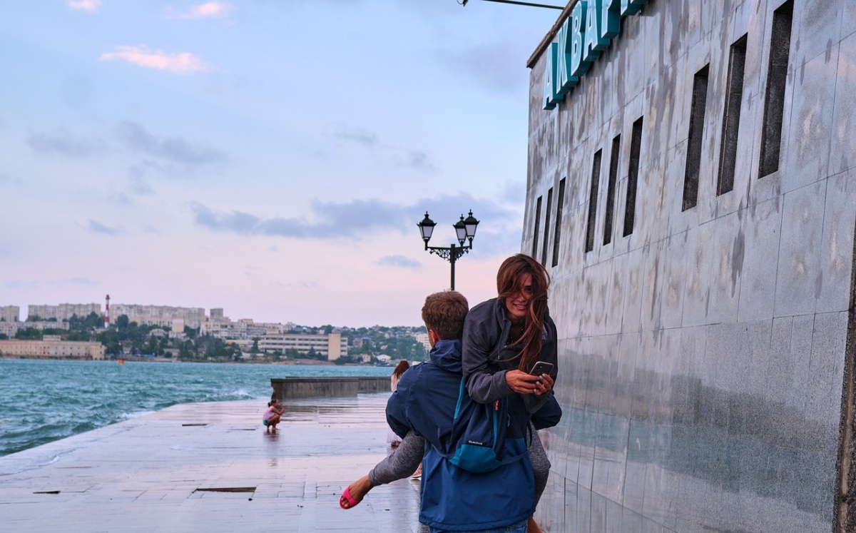 이런장면-남자가 여자를 어깨에 걸치고 가는 장면