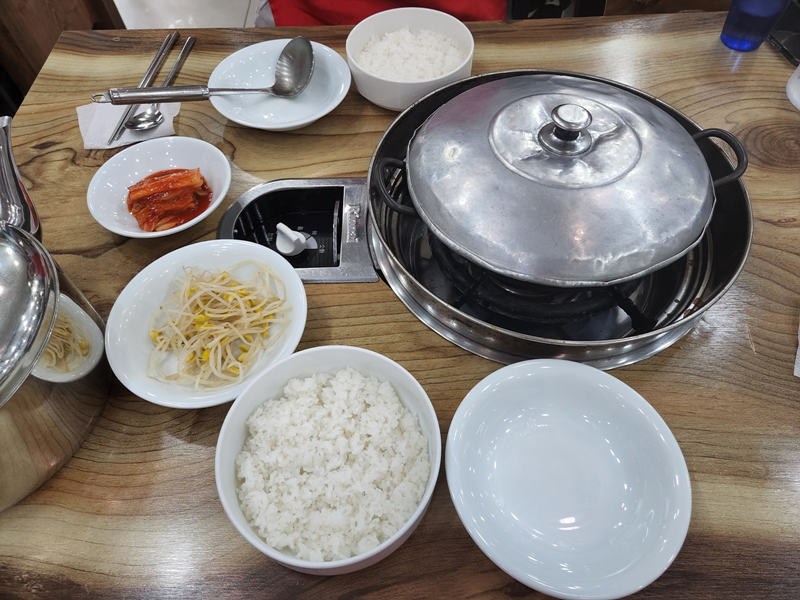 부대찌개와-밥과-반찬