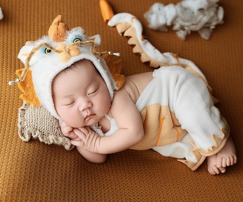 귀엽게 자는 아이