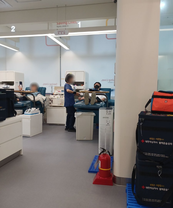 헌혈의집 헌혈하는 중