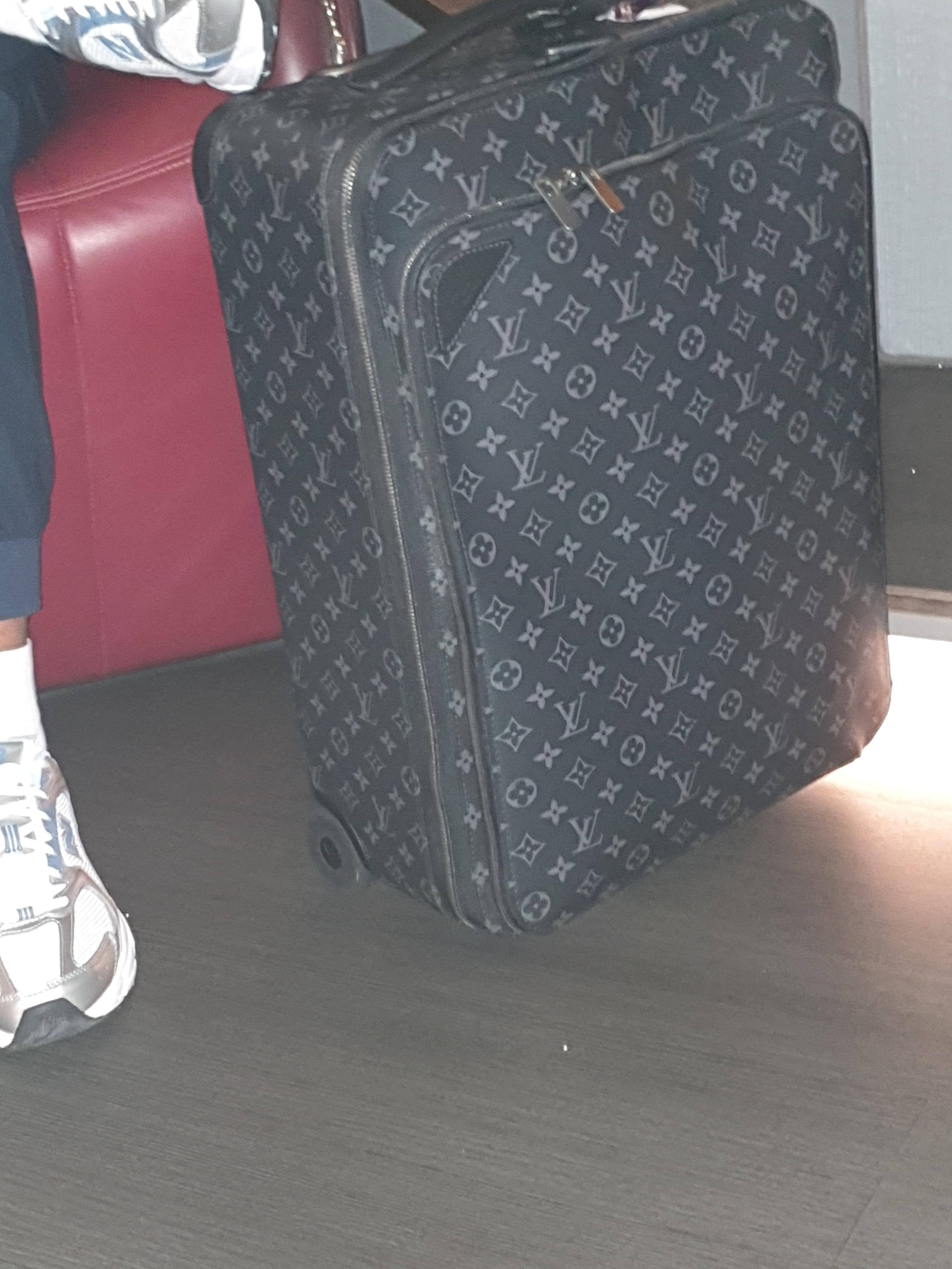 럭셔리한 셔틀버스 내 승객들의 루비통 케리어