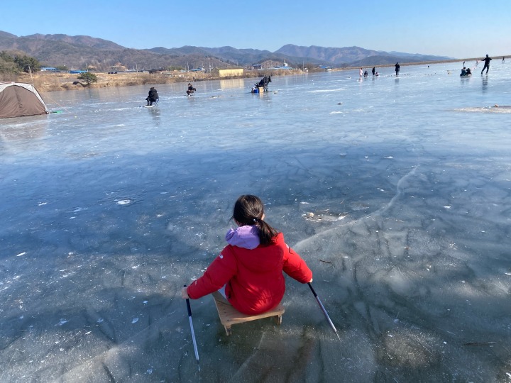 얼음썰매타는모습