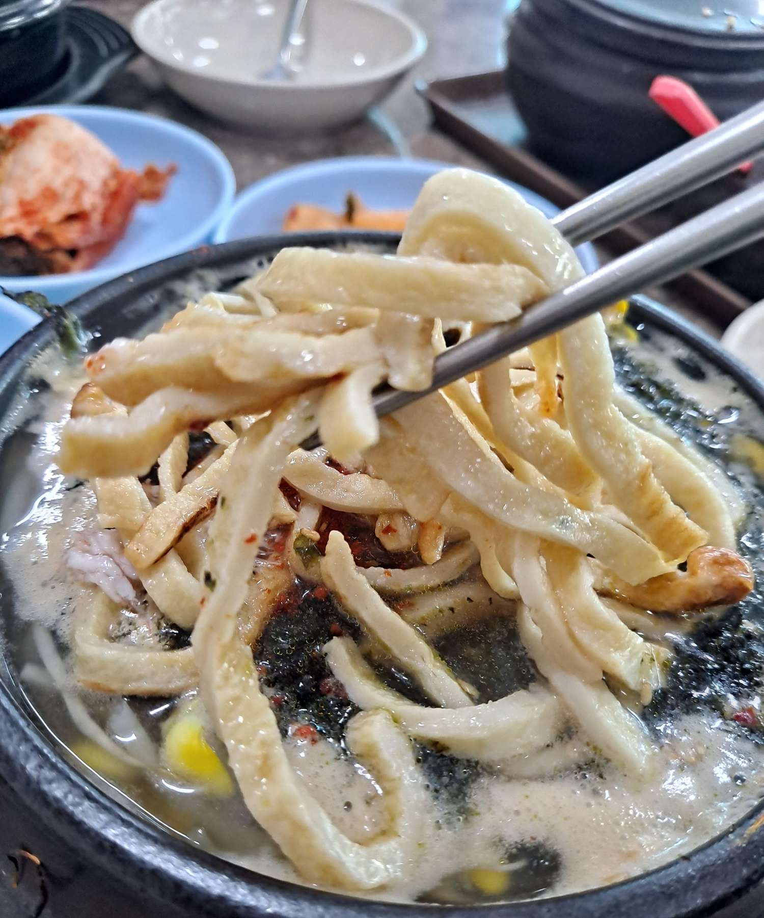 어묵 젓가락으로 집어듬