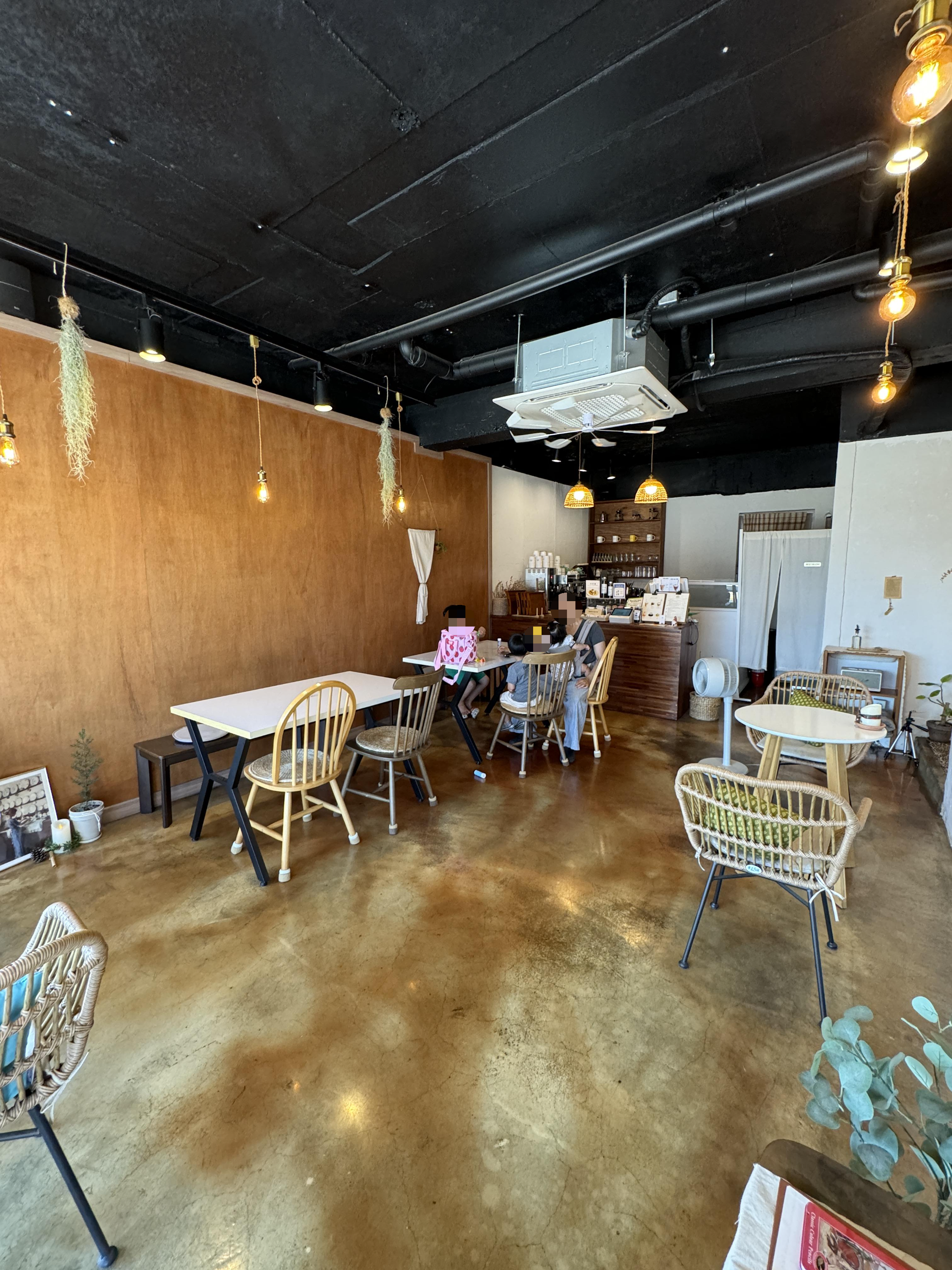 강원도-속초-레스토커피-매장내부-안쪽