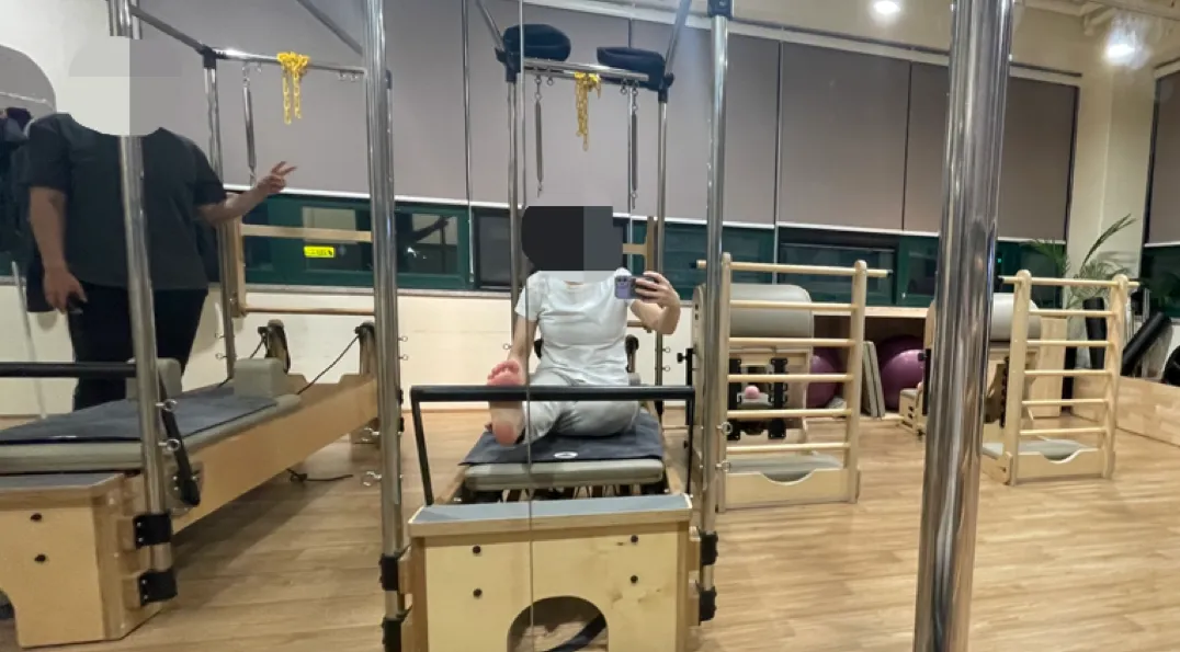 필라테스-캐딜락에서-사진찍는-남녀