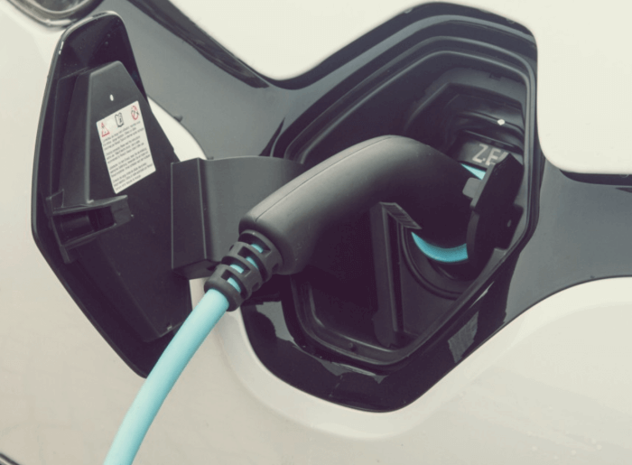 전기차-충전잭에-연결된-코드