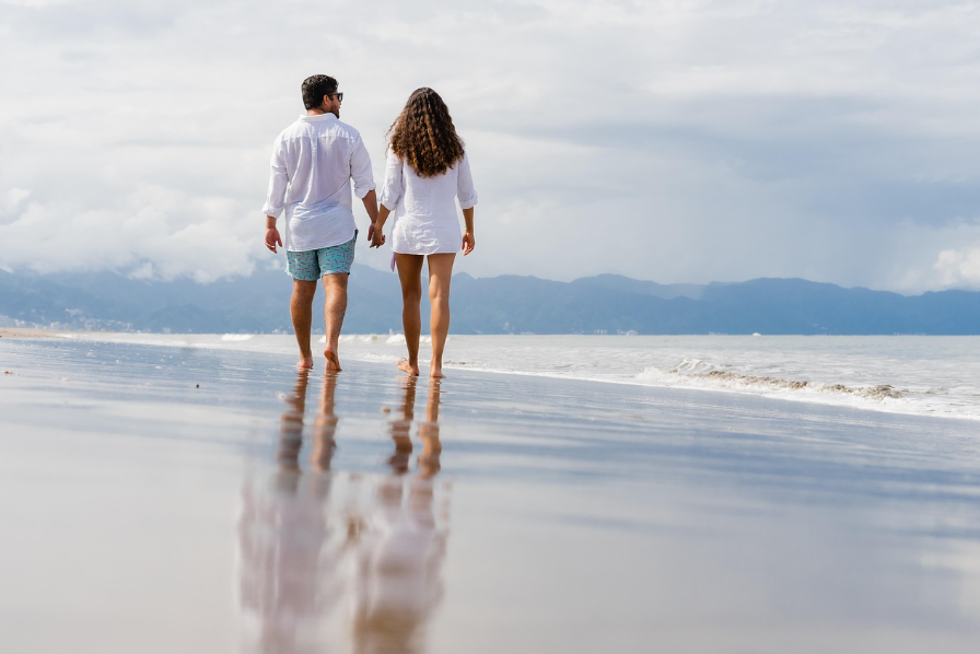 해변을 걷는 연인 사진