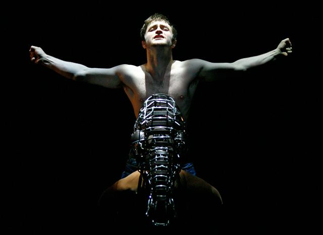 광기어린 알런 스트랑의 모습