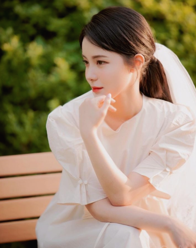 웨딩드레스를 입고 단아한 이다혜 사진