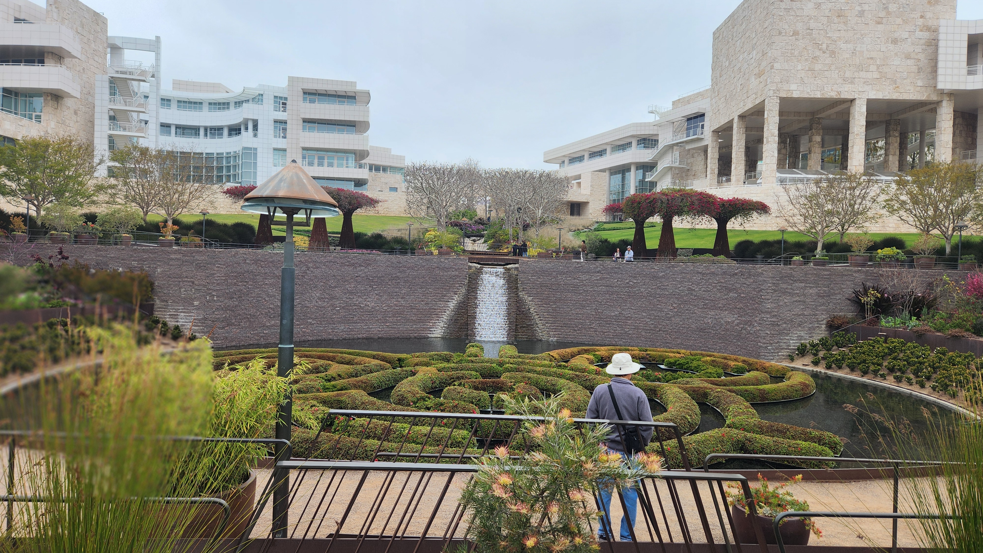엘에이 게티 센터의 샌트럴 정원의 모습 사진