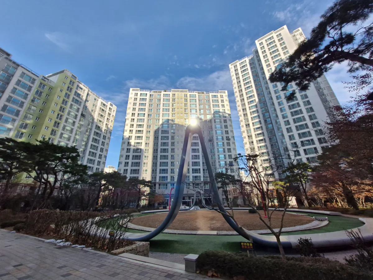 가운데-시옷모양의-조형물이-돋보이는-아파트-내부