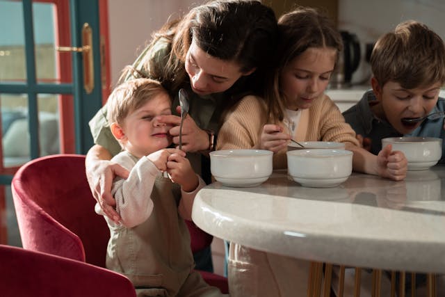 아이들이 같이 식사하는 사진