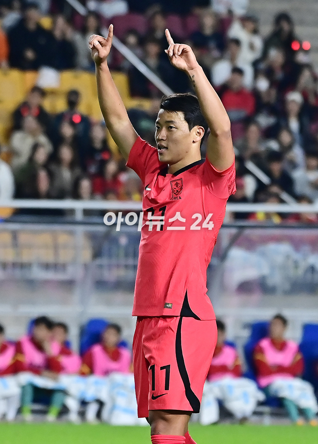 클린스만 감독이 이끄는 한국 축구대표팀은 17일 수원월드컵경기장에서 열린 베트남과 평가전에서 6-0 대승을 거뒀다.손흥민이 팬들에게 인사를 하고 있다. [사진=곽영래 기자]