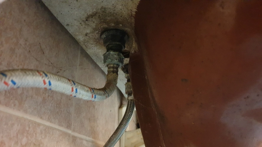 세면대 수도꼭지 호스 연결 상태