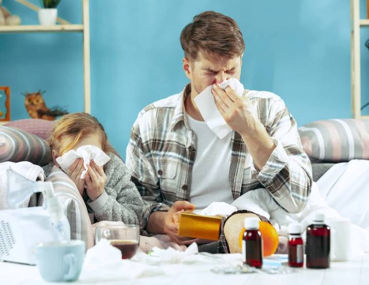 아이와 함께 콧물을 풀고 있는 남성