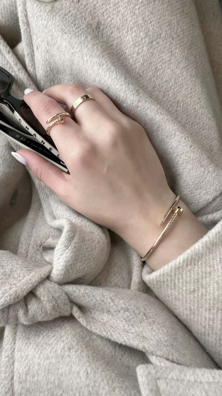 까르띠에 시그니처 레드 박스와 골드 주얼리, 부정을 방어하는 벽사(辟邪)의 의미를 담은 럭셔리 기프트