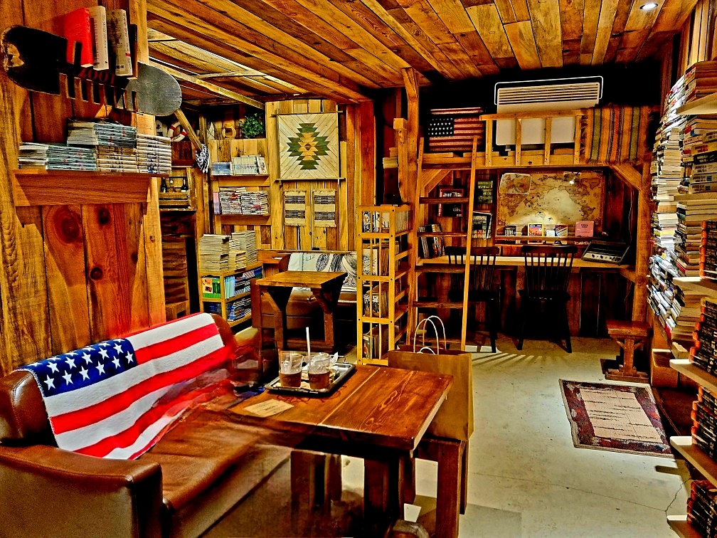 서울 북카페 맨홀커피 웨스턴 책방 &ndash; 영등포에서 즐기는 미국 서부 크리스마스 감성