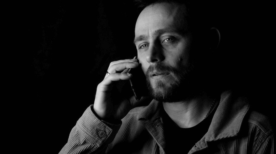 간수치가 올라가는 이유가 되는 피로를 느끼고 있는 남자