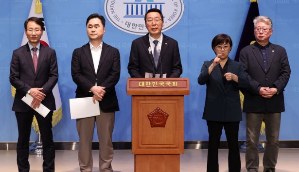 국민의힘과 비명계가 한목소리로 비판하고 있다.