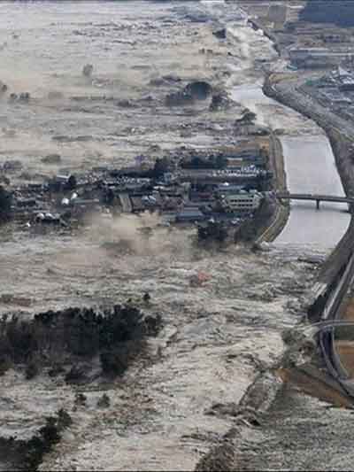 홍수로 도로가 망가진 모습