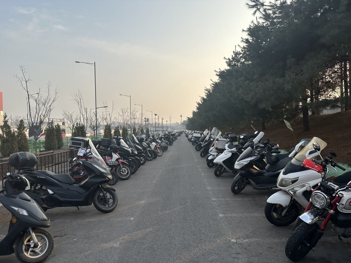 삼성전자 평택캠퍼스 앞에 인부들이 타고 온 오토바이가 세워져 있다