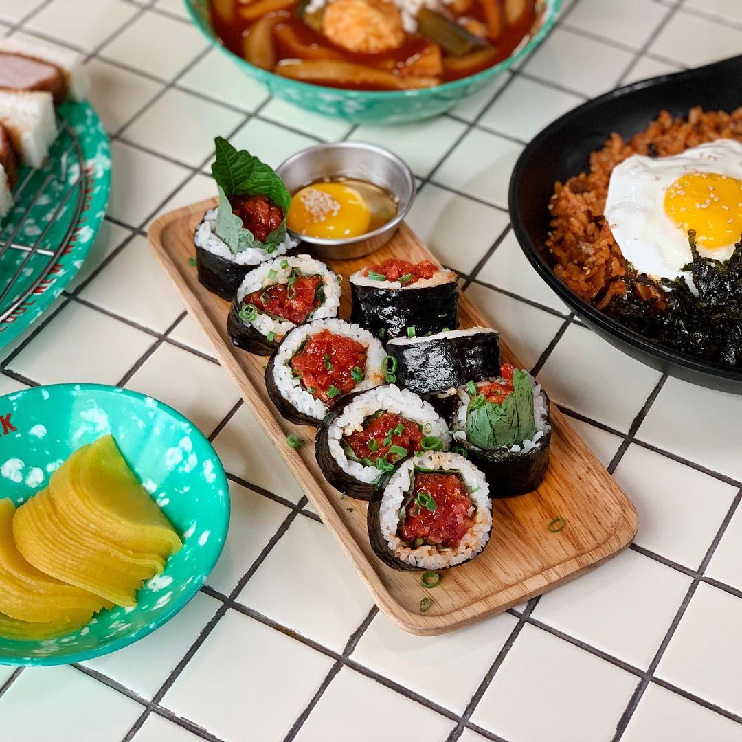 줄서는식당 육회김밥, 어묵튀김 옛날 떡볶이, 돈까스 샌드, 육개장 라면, 명란 에그라이스 맛있는 레트로 분식집 압구정로데오 맛집 소개