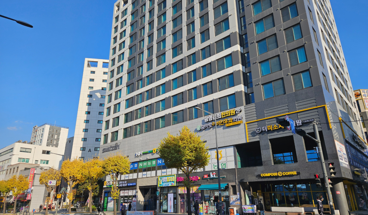 광명사거리 일대는 교통과 상업, 생활 편의시설이 집중된 구조