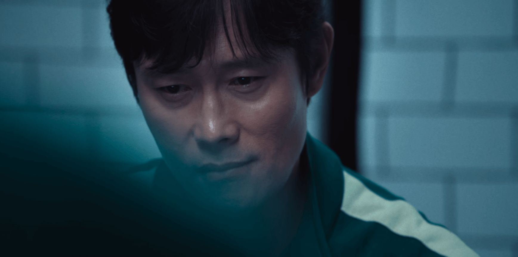 의미심장한 미소를 짓는 프론트맨