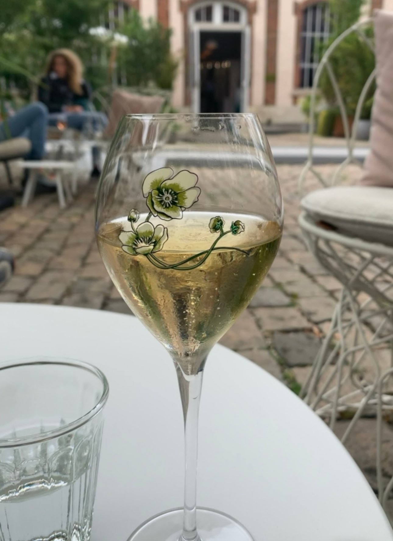 이날 와인 바 정원에서 마신 페리에 주에 샴페인 한잔