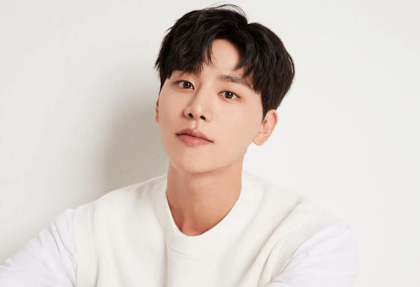 김우석-온화한-표정