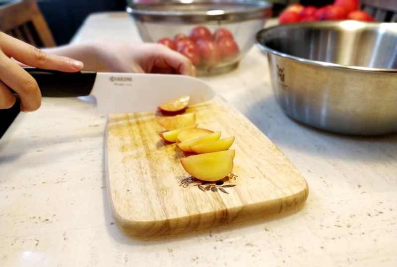 자두를 써는모습