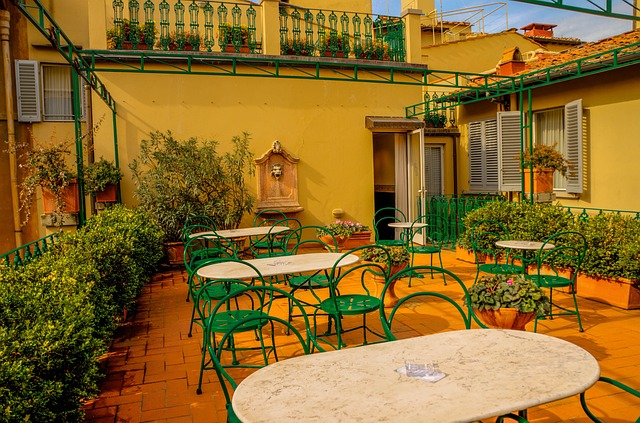 방충망 먼지 청소 시 신문지 붙이고 분무기로 물 뿌려 먼지 흡착 제거 꿀팁