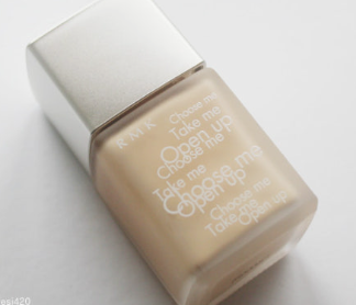 얼굴이 노란색,황금빛 가진 사람은 웜톤 파운데이션사용