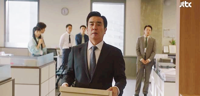 드라마' 서울 자가에 대기업 다니는 김 부장 이야기'중 김부장이 해고되는 장면