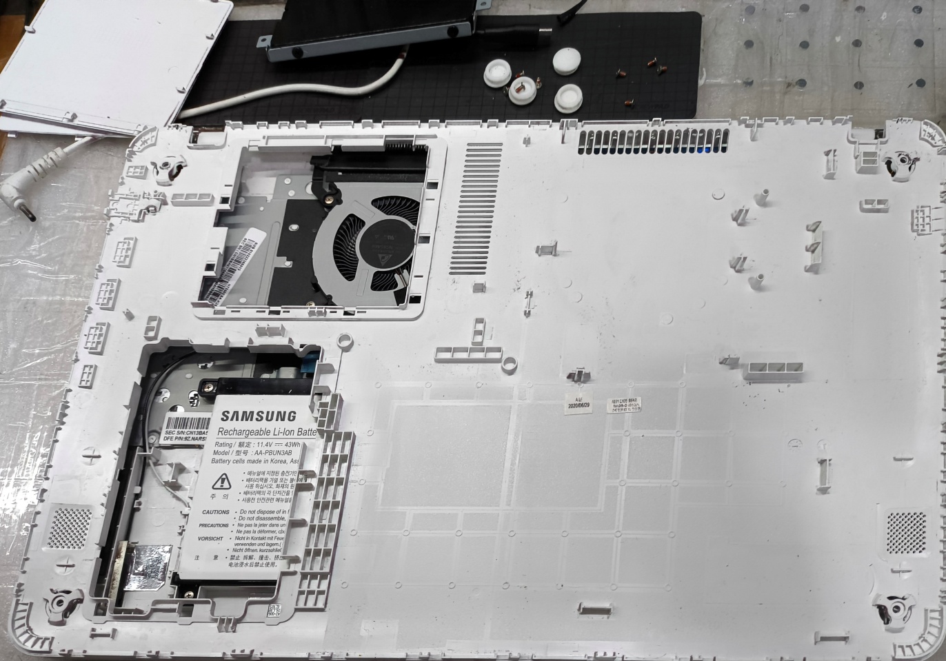 노트북 하판을 분리한 상태입니다.
