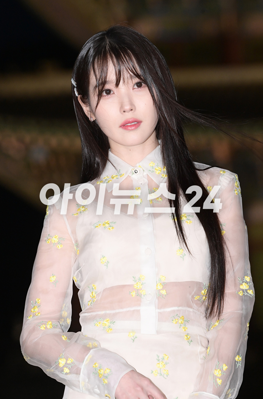 '눈부신 미모의 기부천사'</b> 가수 겸 배우 아이유가 16일 오후 서울 경복궁에서 진행된 구찌(Gucci) 2024 크루즈 패션쇼에 참석하고 있다. [사진=정소희 기자]