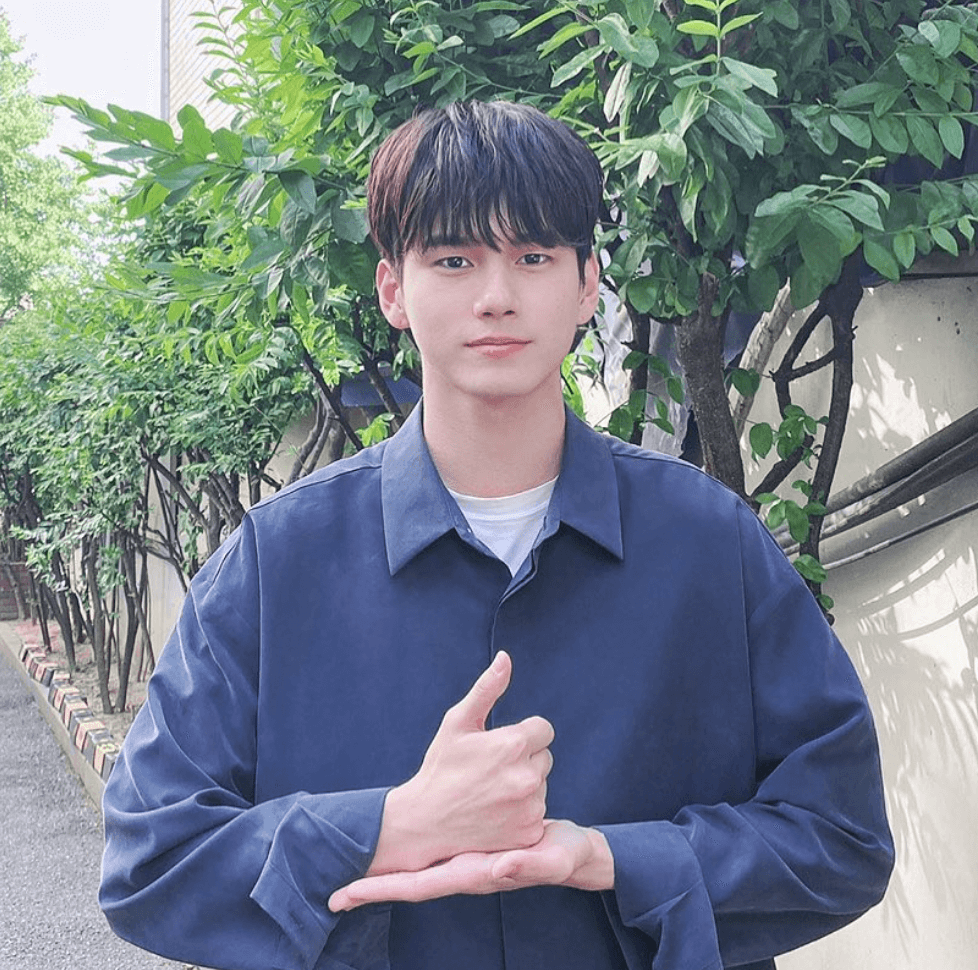 길에서-사진찍은-옹성우