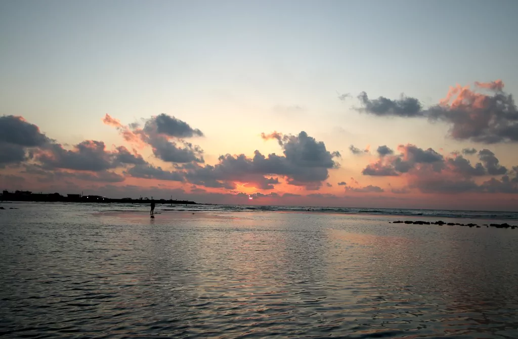 제주 올레길 14코스 금름해수욕장에서 바라본 붉게 물든 노을과 바다의 평온한 풍경 사진.