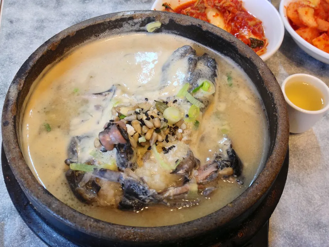 중복 음식 한방삼계탕 흑마늘 닭곰탕