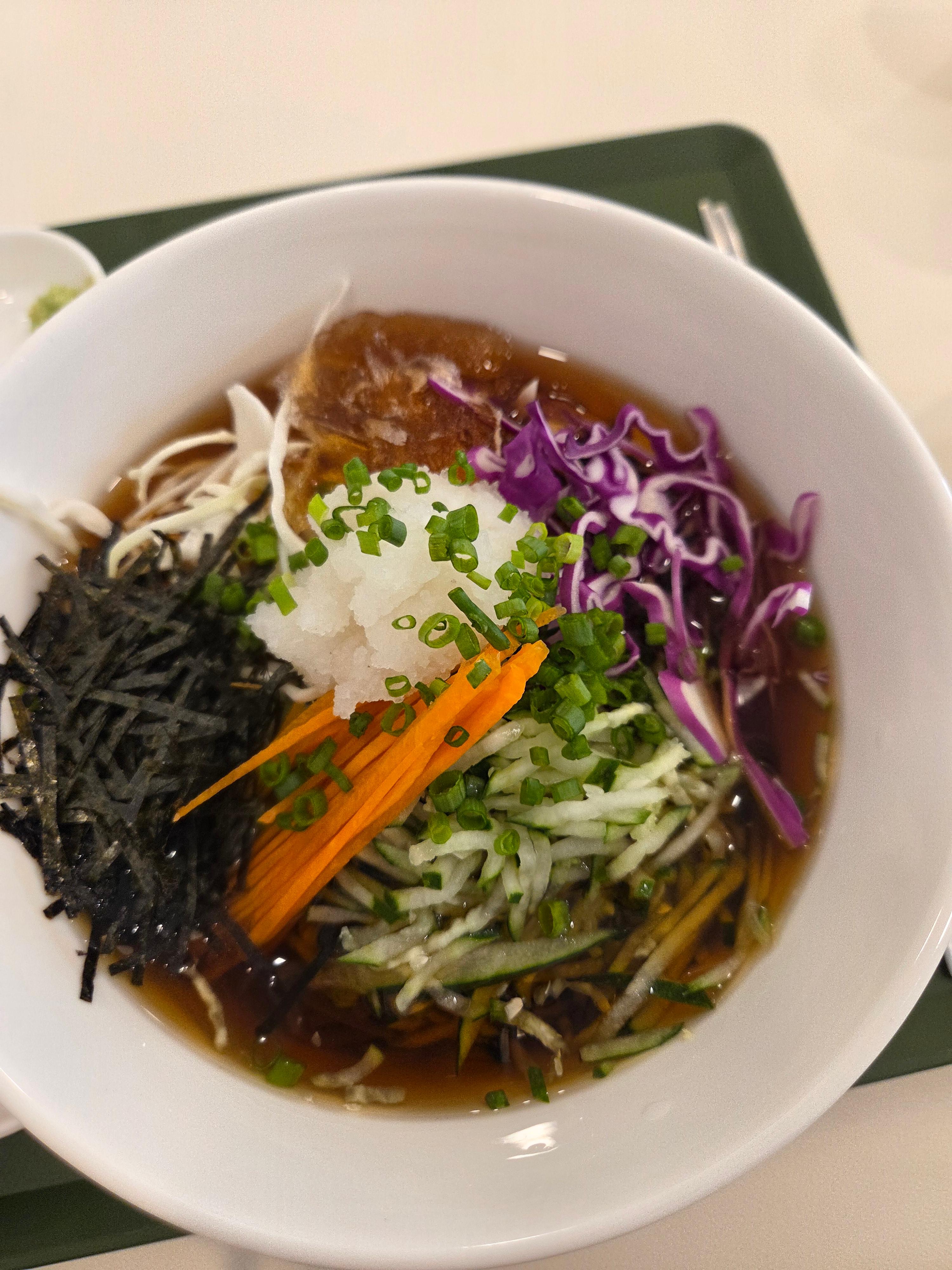 냉모밀 한 그릇 클로즈업. 잘게 썬 김&amp;#44; 당근&amp;#44; 오이&amp;#44; 자색 양배추&amp;#44; 쪽파&amp;#44; 무즙이 올려져 알록달록한 비주얼