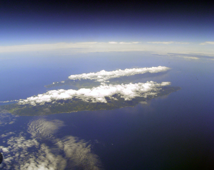 항공에서 사도섬을 찍은 사진. 섬위로 구름이 깔려있는 사진.