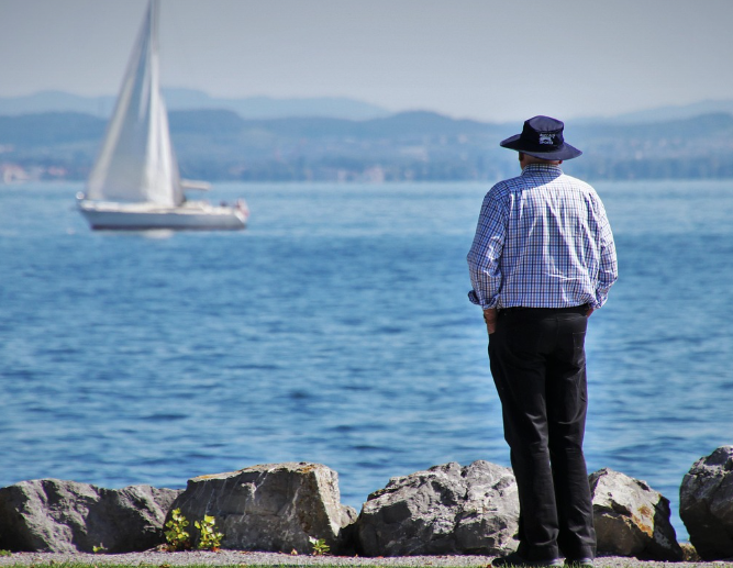 바다를 보고 있는 할아버지 사진