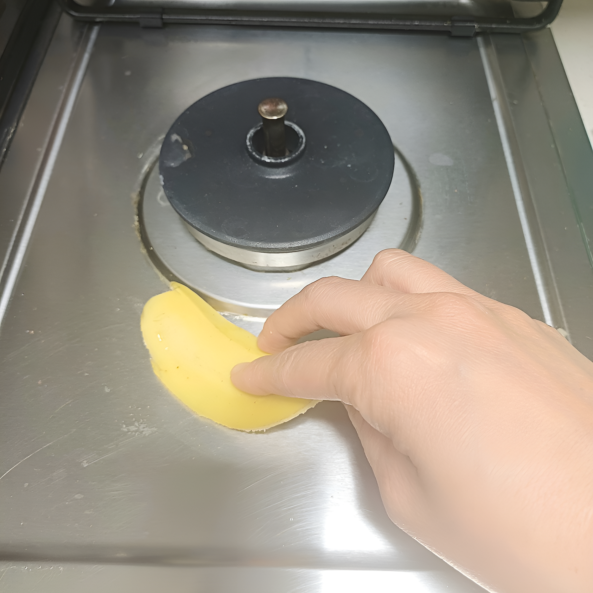 바나나껍질을 활용해 가스레인지 주변을 닦는 모습