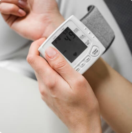 환자가 혈당을 재는 모습