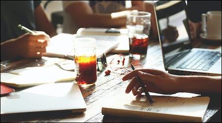 커피를 마시며 회의하고 있는 사람들