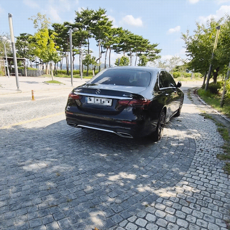 트렁크버튼 2회눌러서 트렁크가 열리고 있는 차량사진