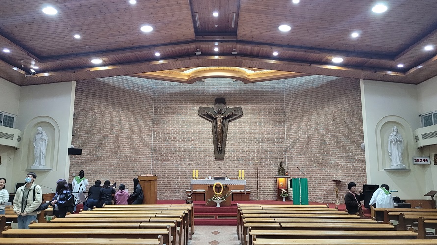 서울 석관동성당 성전 안 제대, 제단, 십자가, 감실 사진