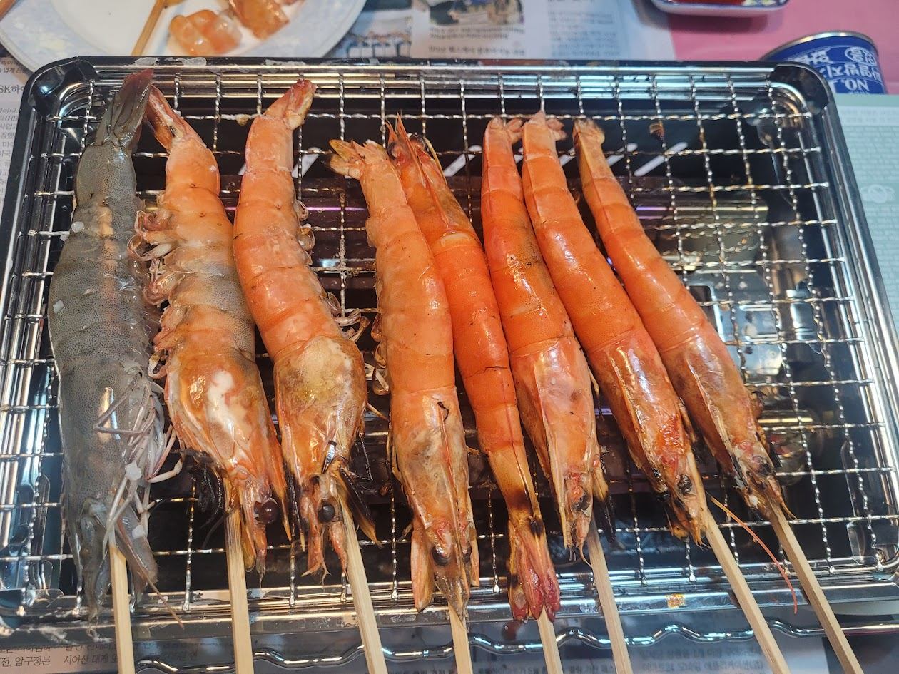 구이바다에서 잘 익어가고 있는 새우꼬치