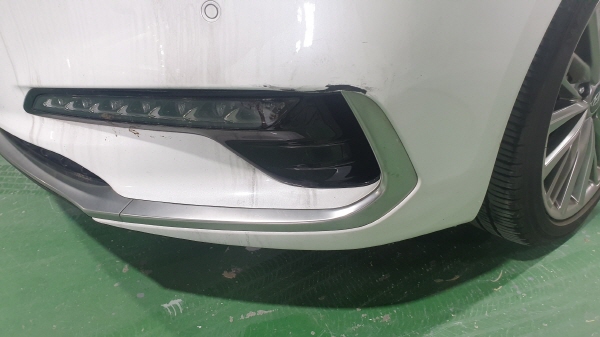 앞 범퍼 까진 부분 범퍼 부분도색